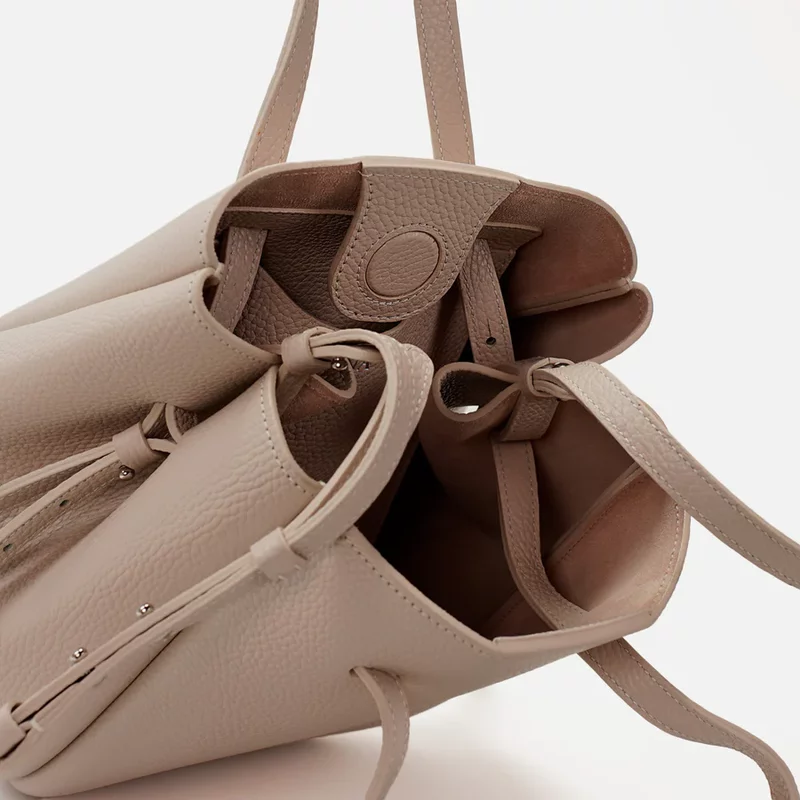 Geanta Petale, Piele Texturata, Culoare Vanilie Rosé, cu Accesorii
