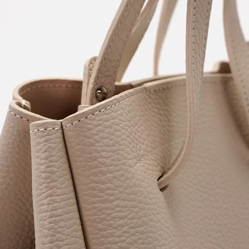 Geanta Petale, Piele Texturata, Culoare Vanilie Rosé, cu Accesorii